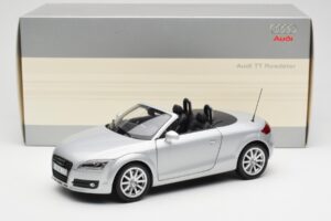 Audi TT 8J Roadster Helehõbe Minichamps 1:18 5010500515 Metall - pilt 8/8