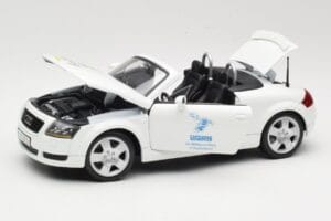 Audi TT 8N Kabriolett Valge Maisto 1:18 56065 Metall - pilt 2/8