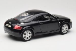 Audi TT 8N Must Revell 1:18 08953 Metall - pilt 3/8