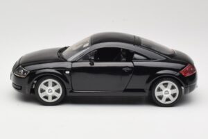 Audi TT 8N Must Revell 1:18 08953 Metall - pilt 4/8