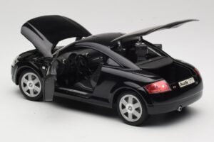Audi TT 8N Must Revell 1:18 08953 Metall - pilt 5/8