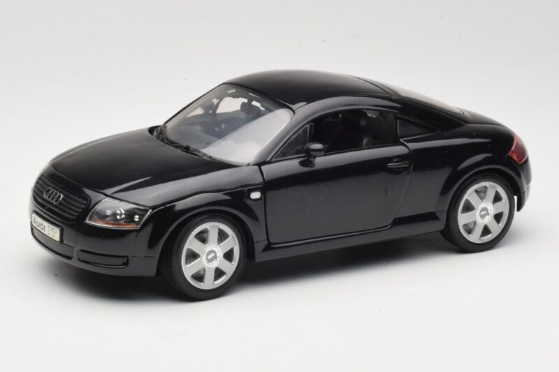 Audi TT 8N Must Revell 1:18 08953 Metall