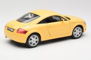 Audi TT 8N Kollane Revell 1:18 08954-M1 Metall - pilt 3/8