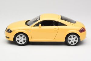 Audi TT 8N Kollane Revell 1:18 08954-M1 Metall - pilt 4/8