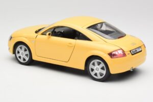 Audi TT 8N Kollane Revell 1:18 08954-M1 Metall - pilt 7/8