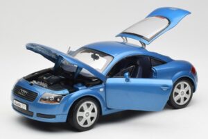 Audi TT 8N Sinine Revell 1:18 8954 Metall - pilt 2/8