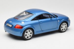 Audi TT 8N Sinine Revell 1:18 8954 Metall - pilt 3/8