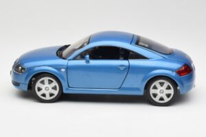 Audi TT 8N Sinine Revell 1:18 8954 Metall - pilt 4/8