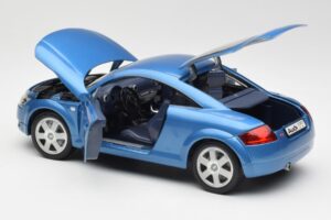 Audi TT 8N Sinine Revell 1:18 8954 Metall - pilt 5/8