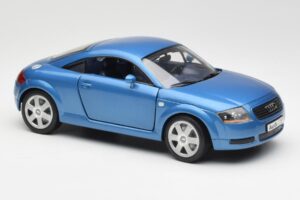 Audi TT 8N Sinine Revell 1:18 8954 Metall - pilt 6/8