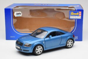 Audi TT 8N Sinine Revell 1:18 8954 Metall - pilt 8/8