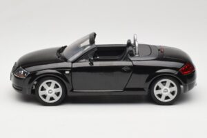Audi TT 8N Roadster Must Revell 1:18 08980 Metall - pilt 4/8