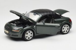 Audi TT 8N Roadster Roheline Revell 1:18 8979 Metall - pilt 2/8