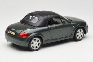 Audi TT 8N Roadster Roheline Revell 1:18 8979 Metall - pilt 3/8