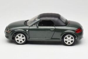 Audi TT 8N Roadster Roheline Revell 1:18 8979 Metall - pilt 4/8