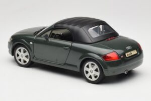 Audi TT 8N Roadster Roheline Revell 1:18 8979 Metall - pilt 7/8