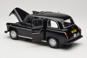 Austin FX4 London Taxi Must Minichamps 1:18 180136000 Metall - pilt 5/8