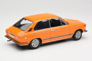 BMW 2000 Tii Touring Oranž Minichamps 1:18 80430145824 Metall - pilt 3/8