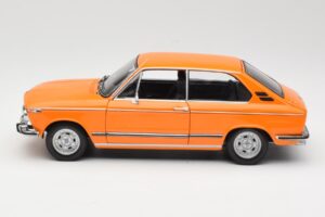 BMW 2000 Tii Touring Oranž Minichamps 1:18 80430145824 Metall - pilt 4/8