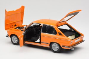 BMW 2000 Tii Touring Oranž Minichamps 1:18 80430145824 Metall - pilt 5/8