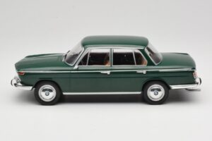 BMW 2000 121 Roheline MCG 1:18 MCG18542 Metall - pilt 3/6