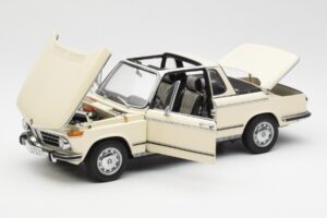 BMW 2002 Baur Kabriolett E10 Chamonix Valge AUTOart 1:18 70532 Metall - pilt 2/8