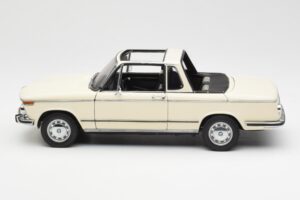 BMW 2002 Baur Kabriolett E10 Chamonix Valge AUTOart 1:18 70532 Metall - pilt 4/8