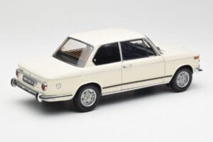 BMW 2002 Valge Kyosho 1:18 08541W Metall - pilt 3/8