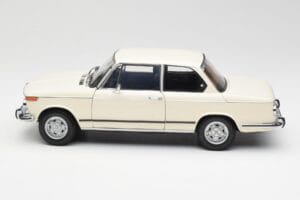 BMW 2002 Valge Kyosho 1:18 08541W Metall - pilt 4/8