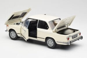 BMW 2002 Valge Kyosho 1:18 08541W Metall - pilt 5/8