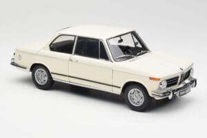 BMW 2002 Valge Kyosho 1:18 08541W Metall - pilt 6/8
