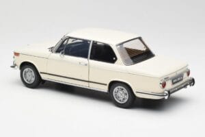 BMW 2002 Valge Kyosho 1:18 08541W Metall - pilt 7/8