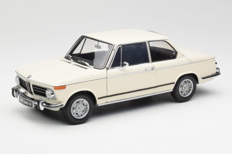 BMW 2002 Valge Kyosho 1:18 08541W Metall