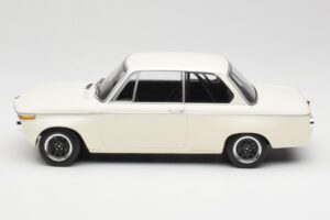 BMW 2002 Valge Plain Body Version Minichamps 1:18 155702600 Metall - pilt 3/6