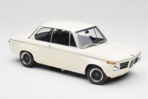 BMW 2002 Valge Plain Body Version Minichamps 1:18 155702600 Metall - pilt 4/6