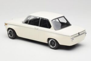 BMW 2002 Valge Plain Body Version Minichamps 1:18 155702600 Metall - pilt 5/6