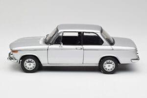 BMW 2002tii Hõbedane AUTOart 1:18 80430151479 Metall - pilt 4/8