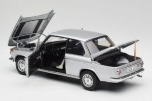 BMW 2002tii Hõbedane AUTOart 1:18 80430151479 Metall - pilt 5/8
