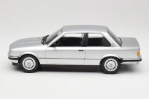 BMW 323i E21 Hõbedane Minichamps 1:18 155026001 Metall - pilt 3/6