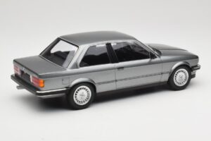 BMW 323i E30 Grey Metallic Minichamps 1:18 155026006 Metall - pilt 2/6