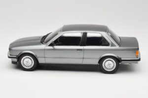 BMW 323i E30 Grey Metallic Minichamps 1:18 155026006 Metall - pilt 3/6