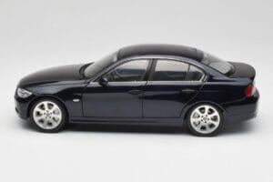 BMW 330i E46 Must Kyosho 1:18 08731RB Metall - pilt 4/8