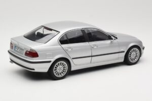 BMW 330i E46 Hõbedane UT 1:18 80430302328 Metall - pilt 3/8