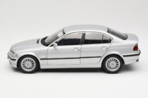 BMW 330i E46 Hõbedane UT 1:18 80430302328 Metall - pilt 4/8