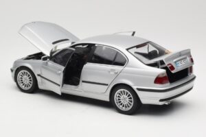 BMW 330i E46 Hõbedane UT 1:18 80430302328 Metall - pilt 5/8