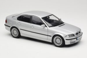 BMW 330i E46 Hõbedane UT 1:18 80430302328 Metall - pilt 6/8