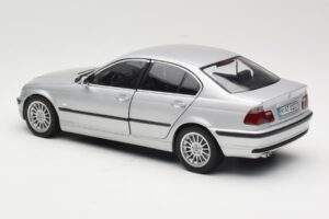 BMW 330i E46 Hõbedane UT 1:18 80430302328 Metall - pilt 7/8