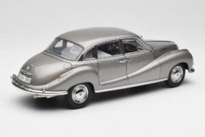 BMW 502 2.6 Luxus Silver Beige Metallic AUTOart 1:18 70591 Metall - pilt 3/8