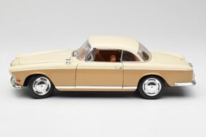 BMW 503 Beež Revell 1:18 8832 Metall - pilt 4/8