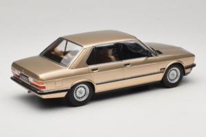 BMW 520i E28 Gold Metallic IXO 1:18 18CMC184 Metall - pilt 2/6